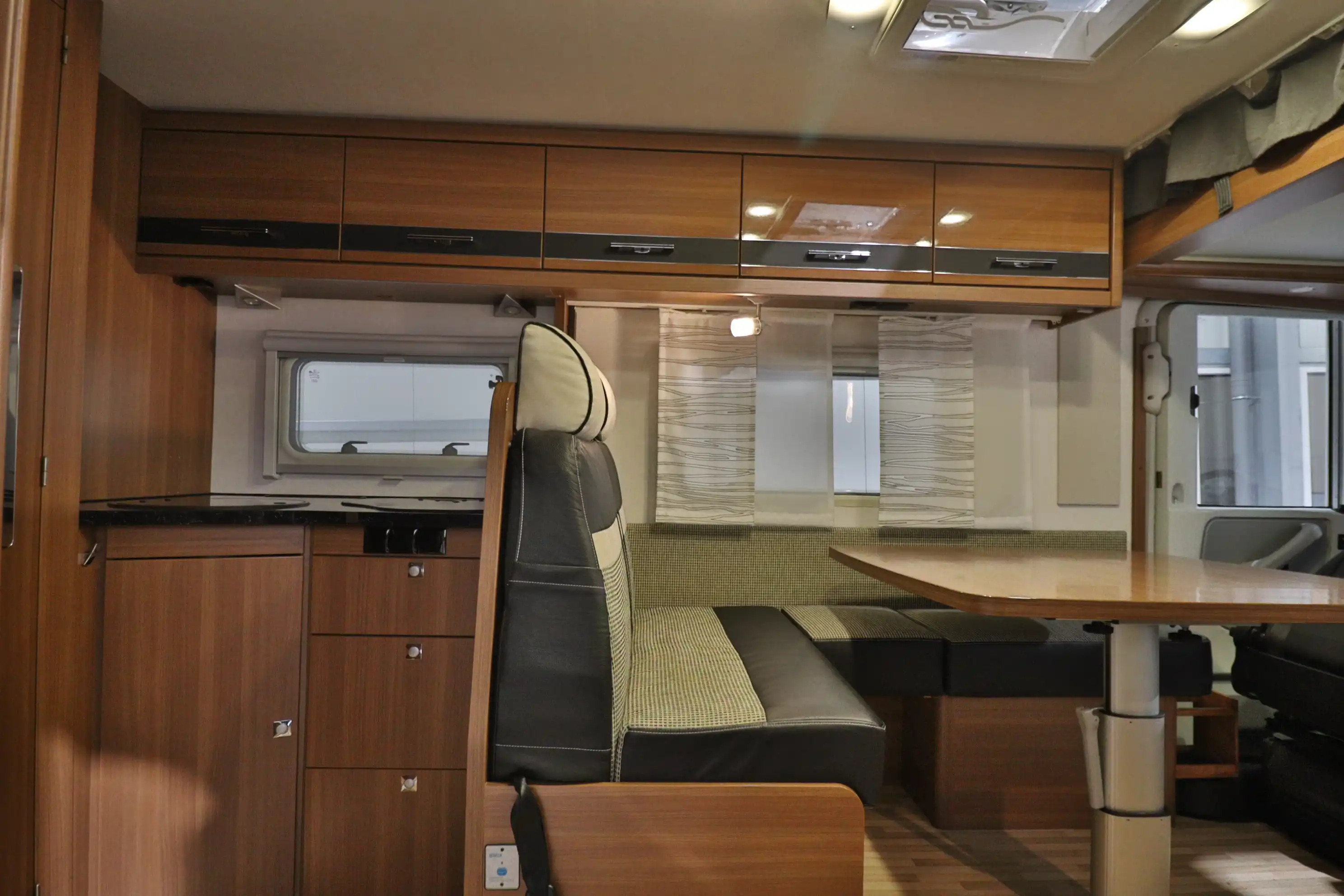 LMC Explorer I 585 Blackline 